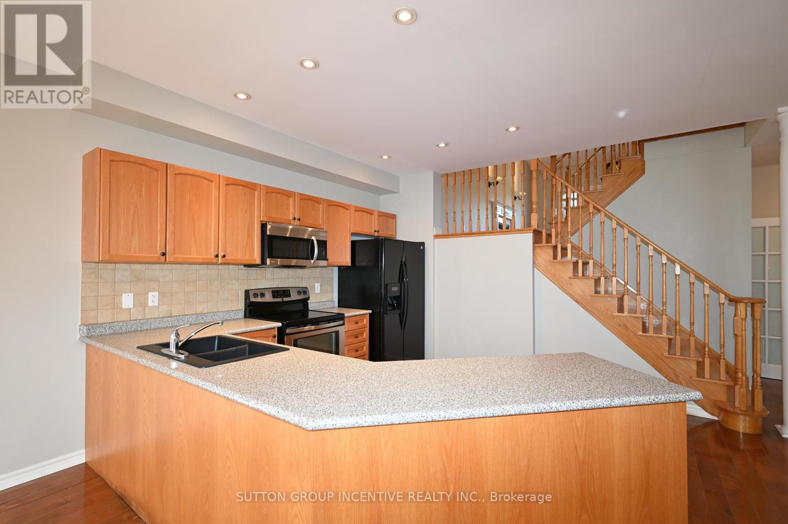 Upper - 28 Silvercreek Crescent, Barrie (Ardagh), Ontario  L4N 1S7 - Photo 7 - S13181008