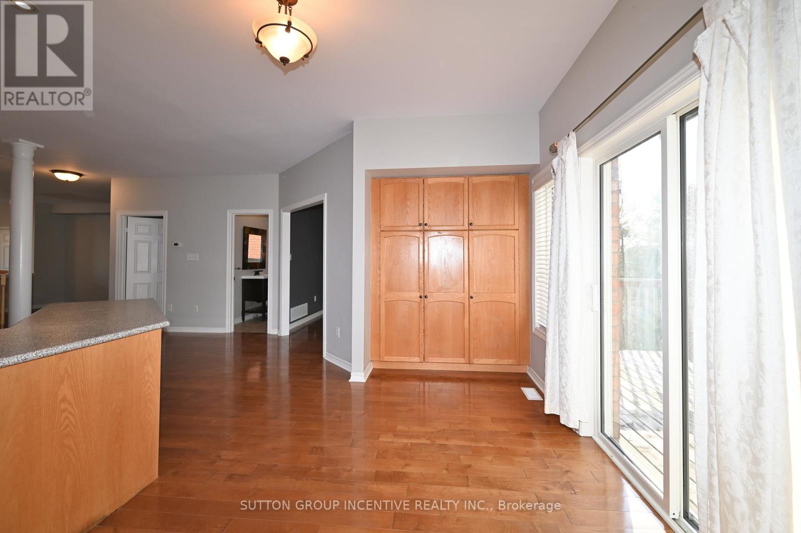 Upper - 28 Silvercreek Crescent, Barrie (Ardagh), Ontario  L4N 1S7 - Photo 8 - S13181008