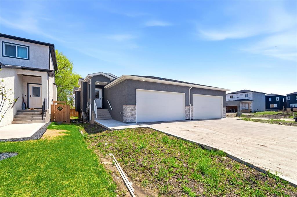 3 King Bay, Selkirk, Manitoba  R1A 4P8 - Photo 2 - 202611483