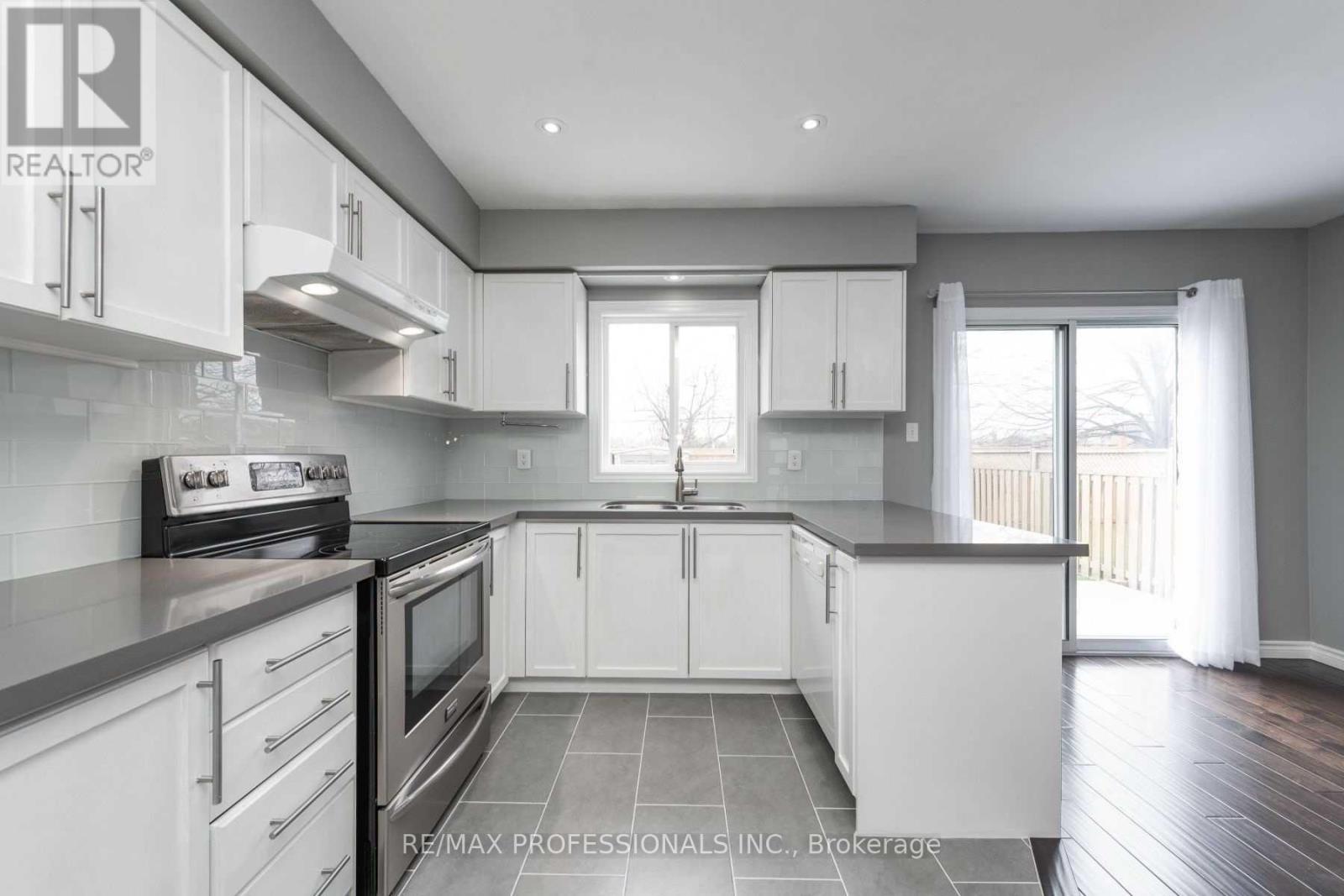 1362 Brookstar Drive, Oakville, Ontario  L6M 3W1 - Photo 12 - W13181302