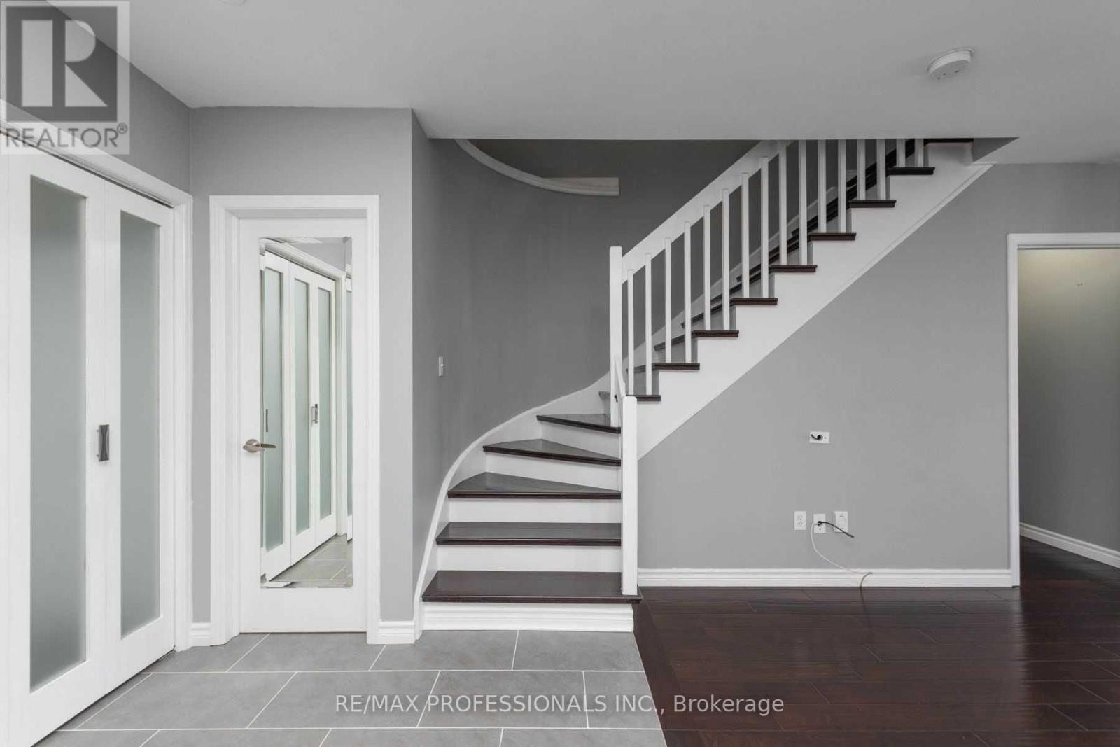 1362 Brookstar Drive, Oakville, Ontario  L6M 3W1 - Photo 3 - W13181302