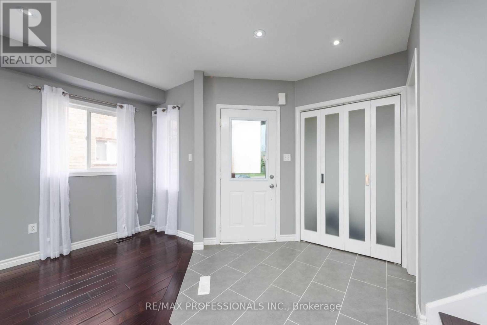 1362 Brookstar Drive, Oakville, Ontario  L6M 3W1 - Photo 4 - W13181302