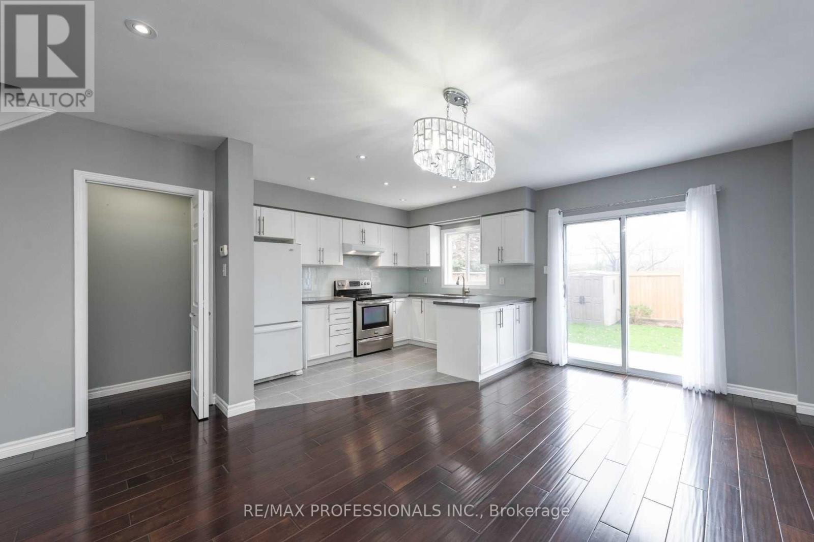 1362 Brookstar Drive, Oakville, Ontario  L6M 3W1 - Photo 5 - W13181302