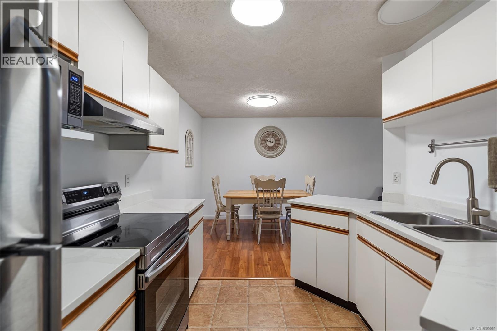 105 1055 Hillside Ave, Victoria, British Columbia  V8T 2A4 - Photo 4 - 1036655