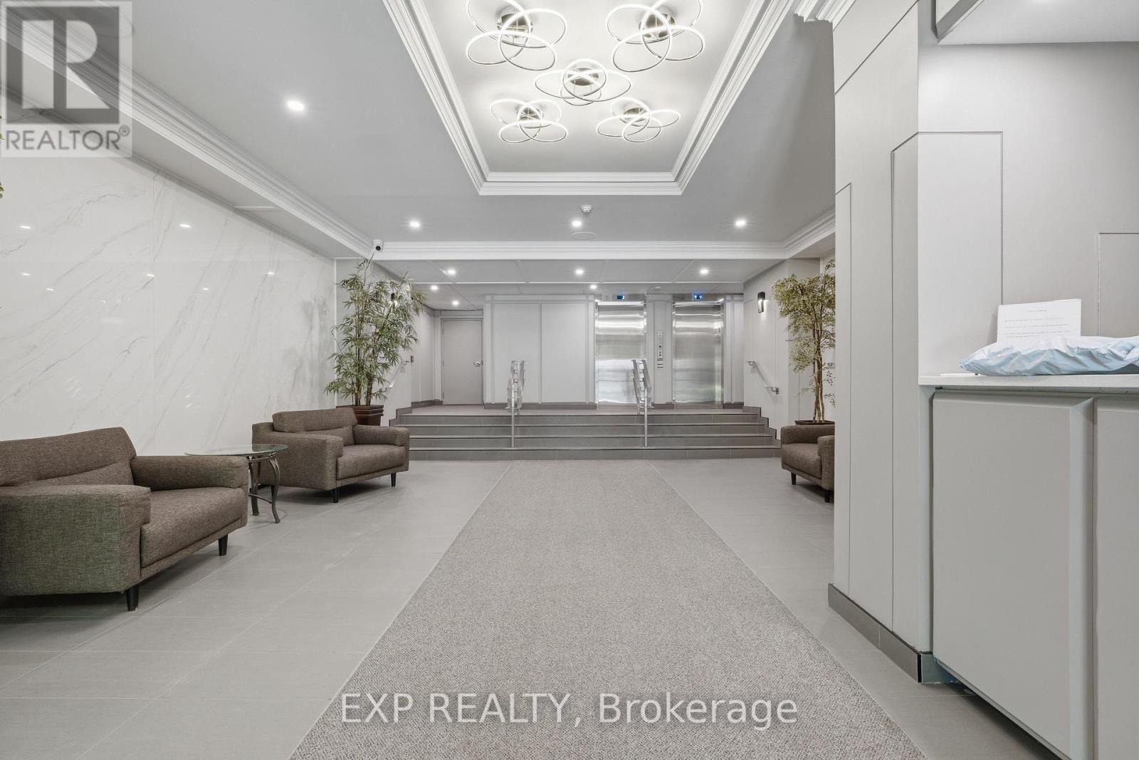 1005 - 975 Warwick Court, Burlington, Ontario  L7T 3Z7 - Photo 2 - W13181612