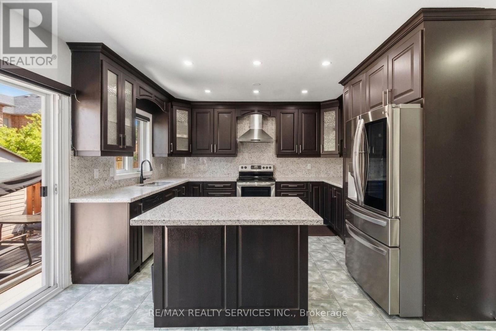8 Pacific Wind Crescent, Brampton, Ontario  L6R 1Z9 - Photo 8 - W13181760