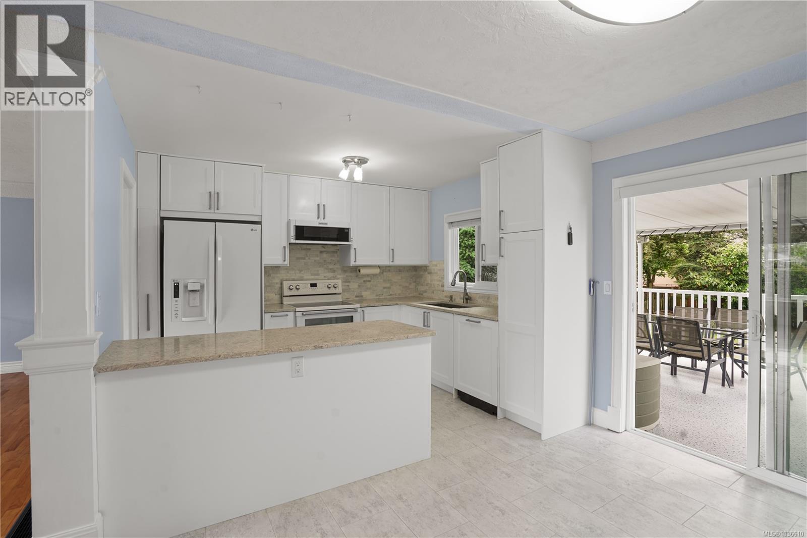 3922 Anton St, Saanich, British Columbia  V8Z 4M3 - Photo 3 - 1036610