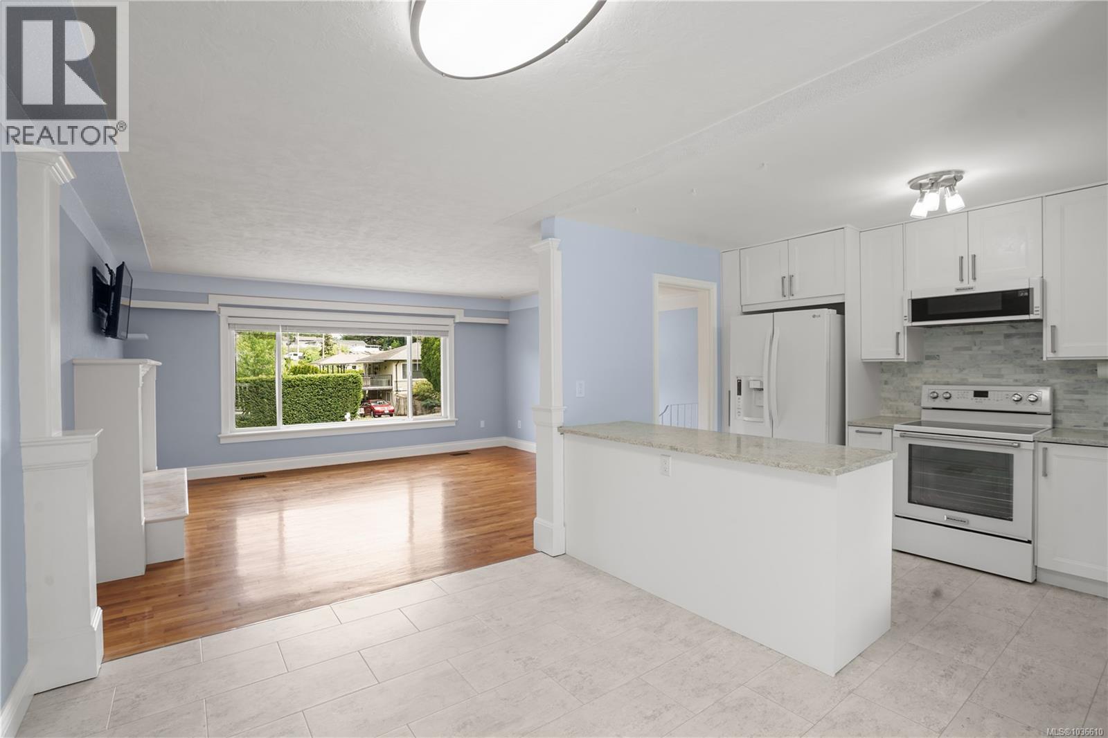 3922 Anton St, Saanich, British Columbia  V8Z 4M3 - Photo 5 - 1036610