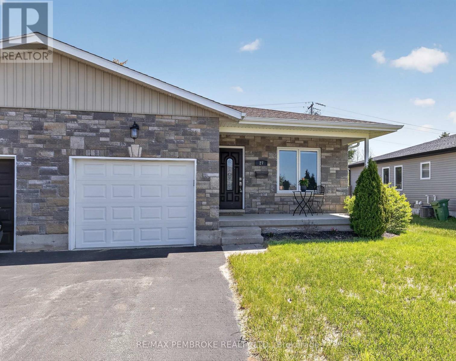 27 Noble Crescent, Petawawa, Ontario  K8H 0G1 - Photo 2 - X13182006