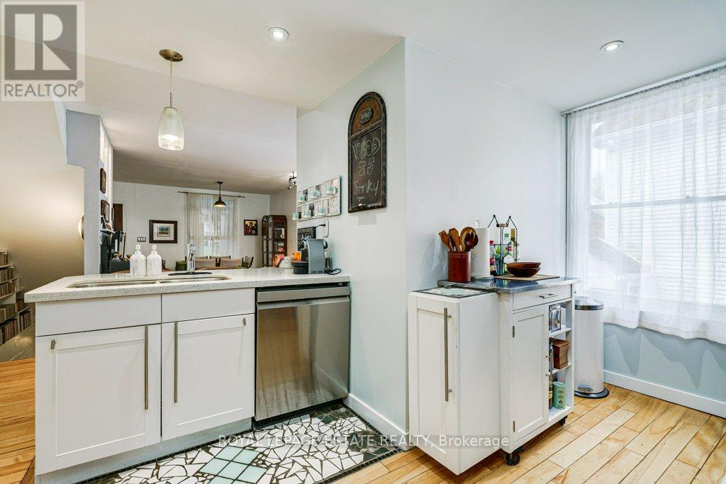 158 Waverley Road, Toronto, Ontario  M4L 3T3 - Photo 14 - E13181854