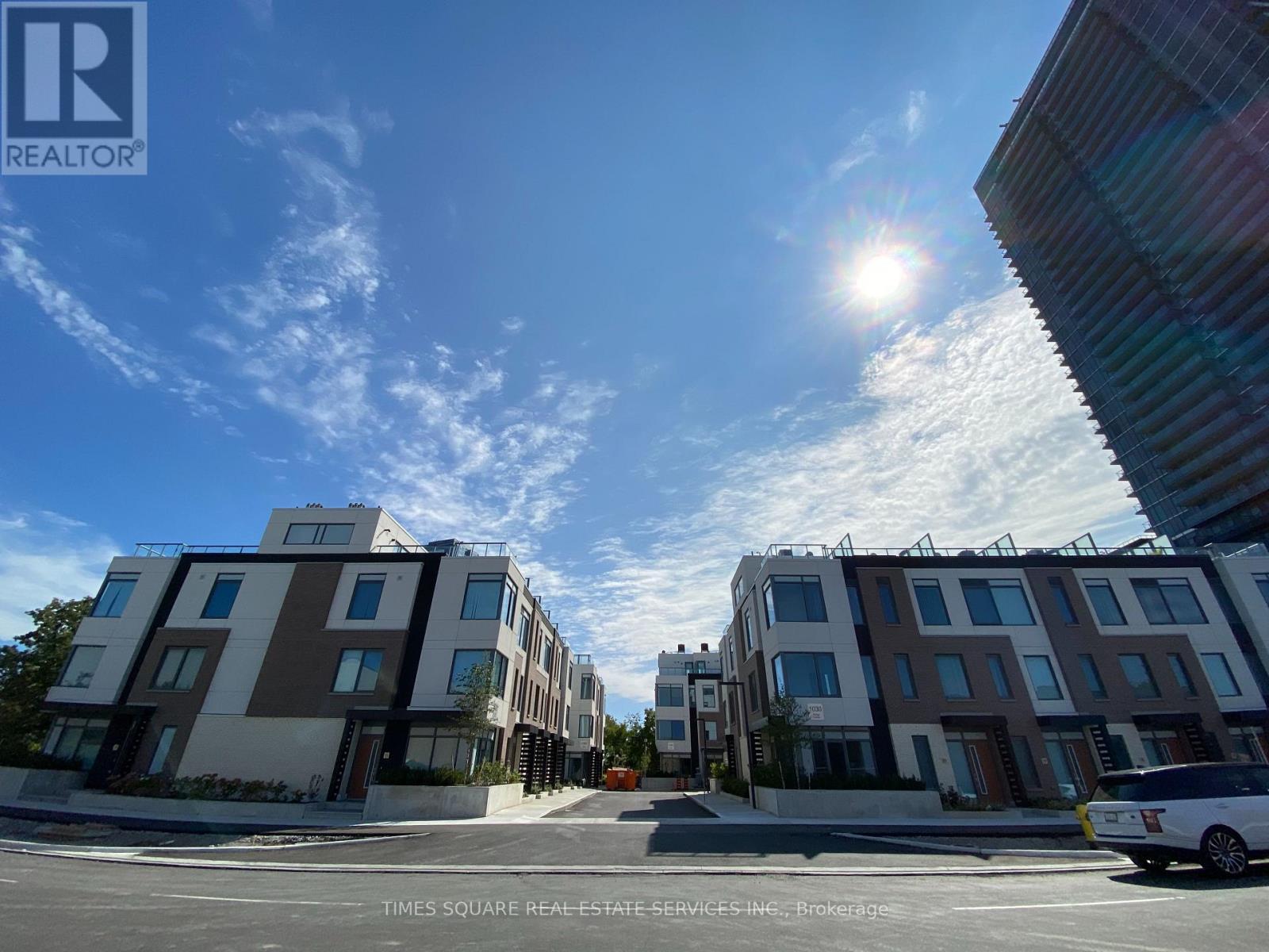 Th32 - 1050 Portage Parkway, Vaughan, Ontario  L4K 2M7 - Photo 2 - N13182046