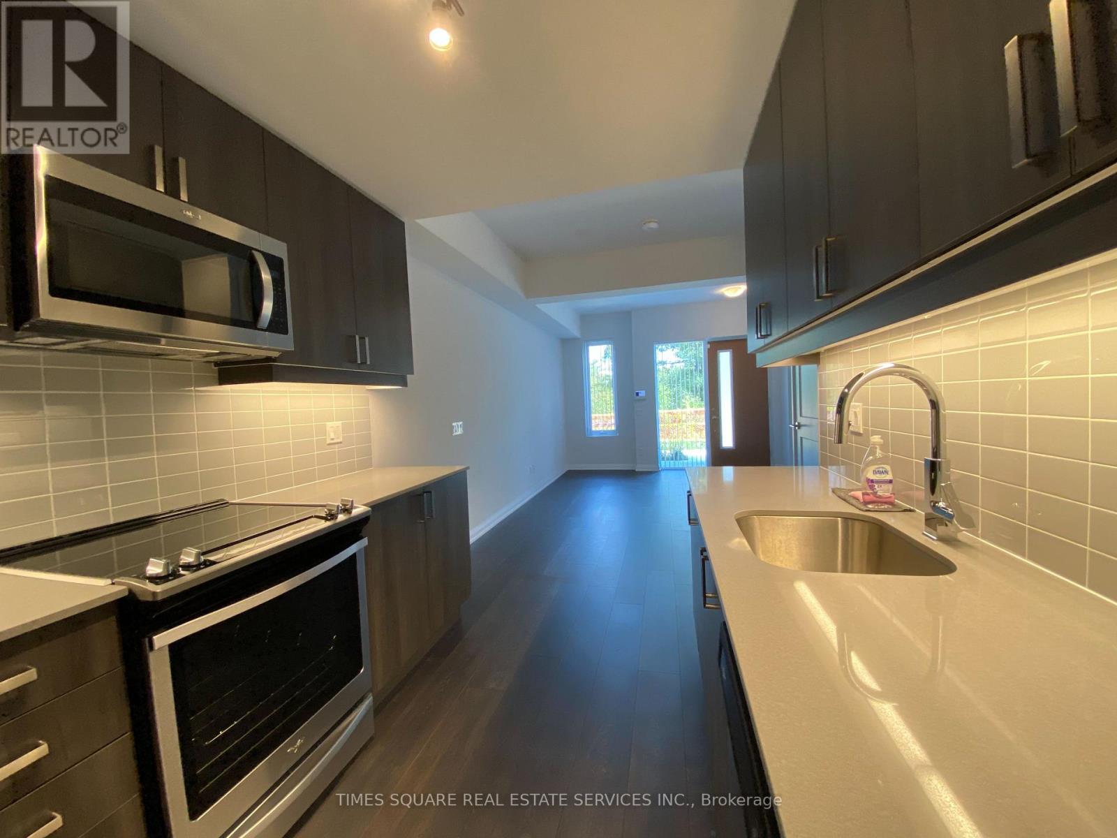 Th32 - 1050 Portage Parkway, Vaughan, Ontario  L4K 2M7 - Photo 3 - N13182046