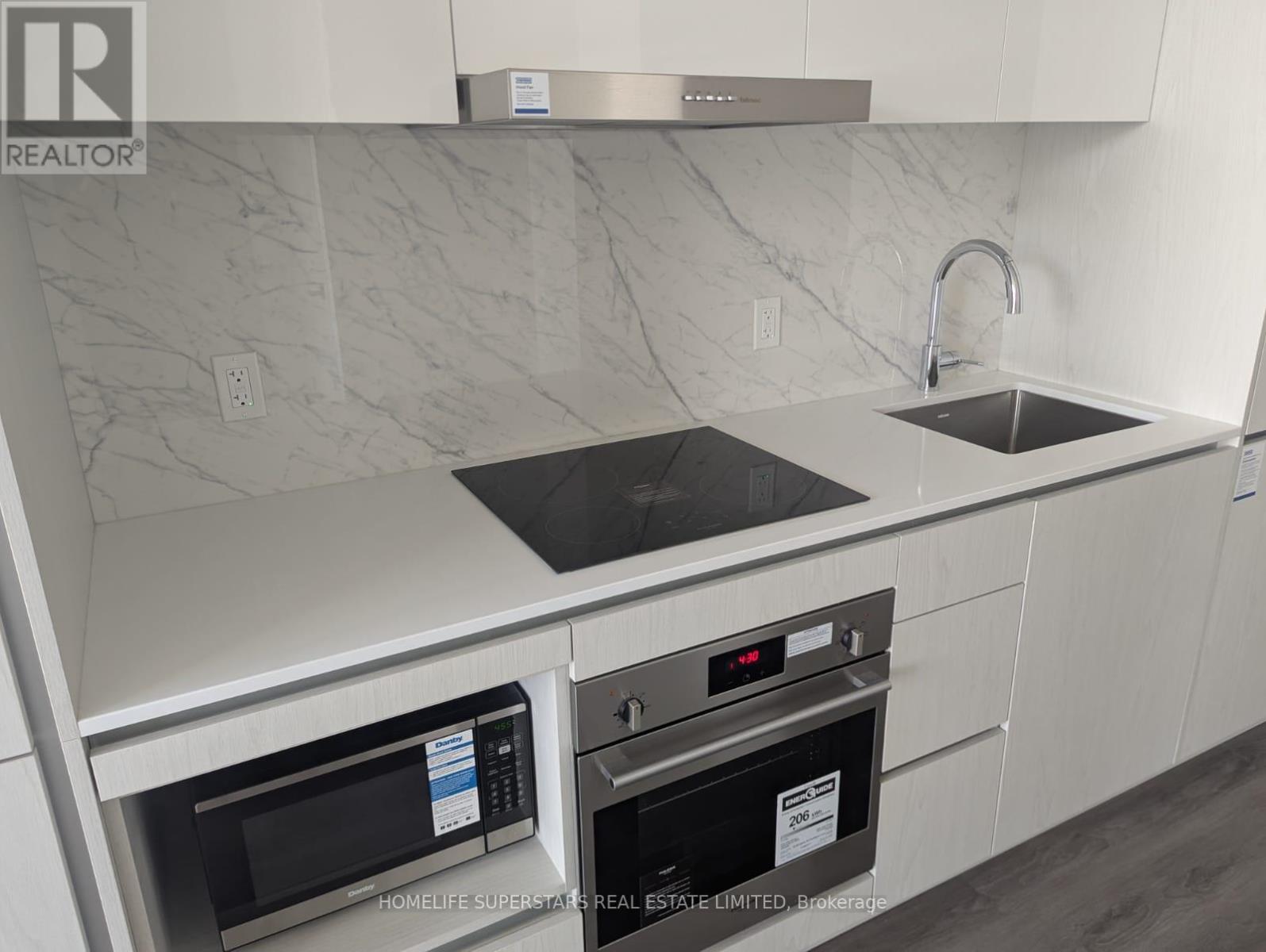 708 - 28 Interchange Way, Vaughan, Ontario  L4K 5W3 - Photo 4 - N13182146
