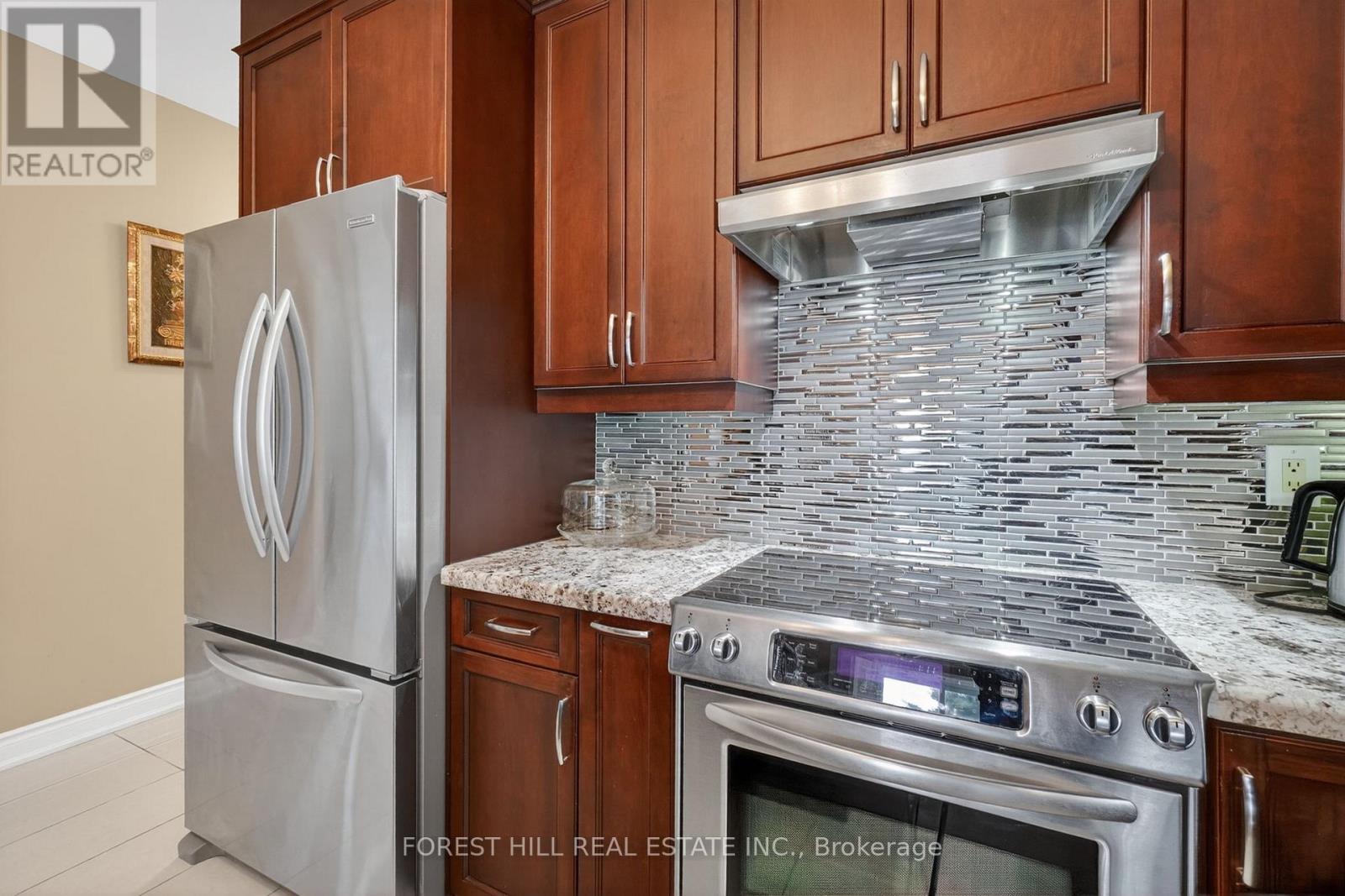 17 Amalfi Court, Vaughan, Ontario  L4L 9S2 - Photo 7 - N13168204