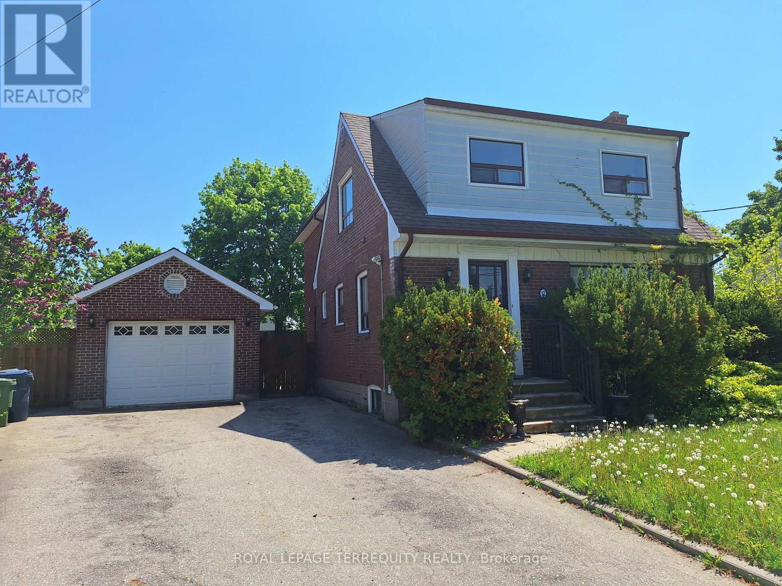 17 COMPTON CRESCENT, Toronto, Ontario