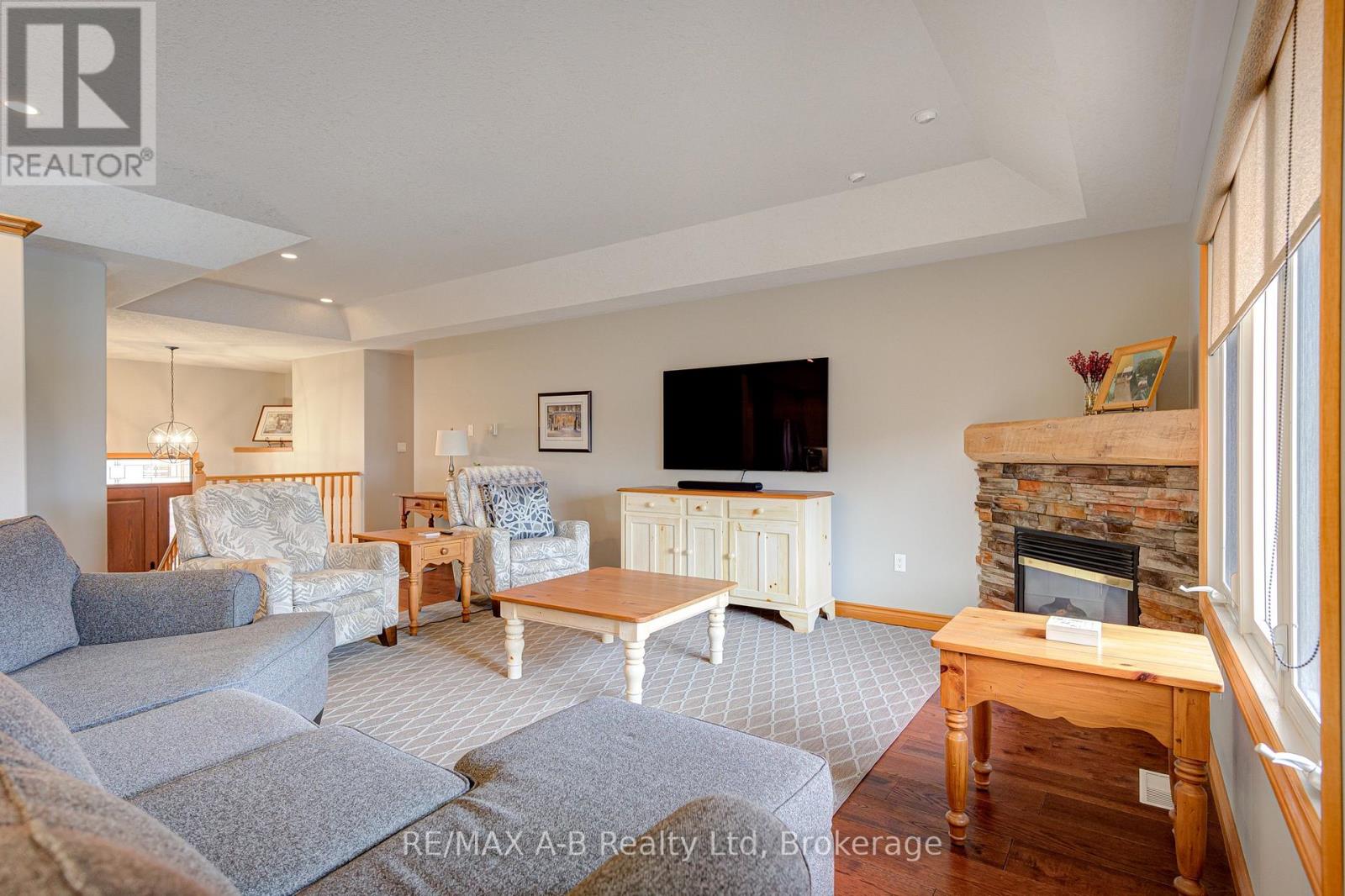 194 Station Road, Perth South, Ontario  N0K 1X0 - Photo 12 - X12913164