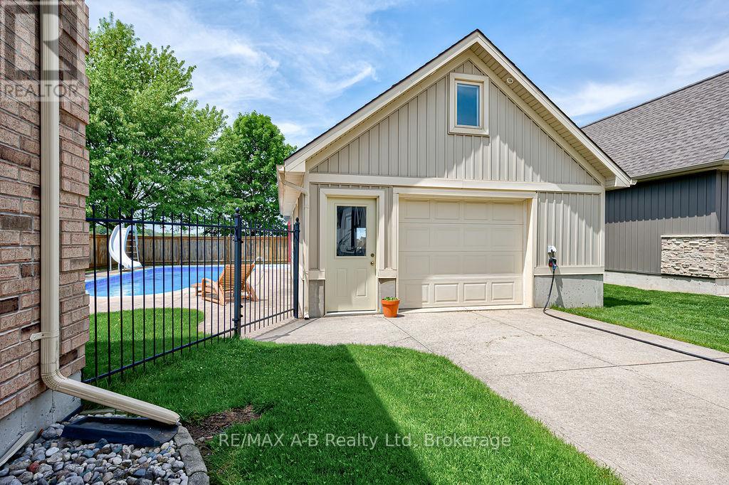 194 Station Road, Perth South, Ontario  N0K 1X0 - Photo 42 - X12913164