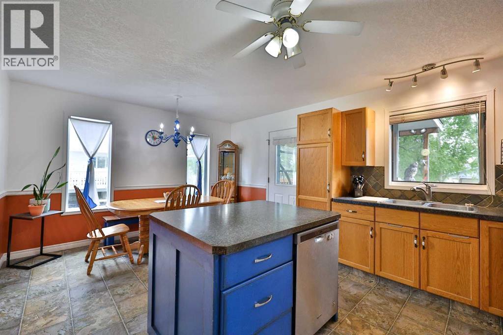 124 N 2 Street E, Magrath, Alberta  T0K 1J0 - Photo 3 - A2311008