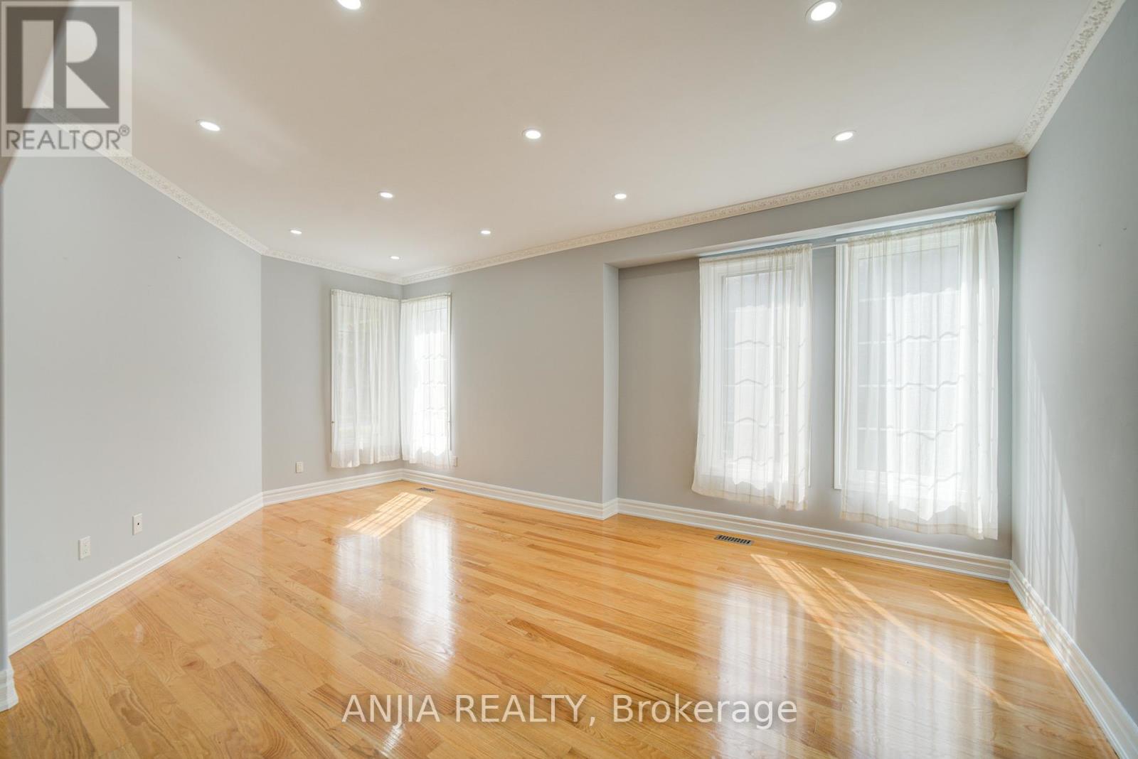 10 Thistledown Crescent, Whitby, Ontario  L1R 3P2 - Photo 4 - E13183036