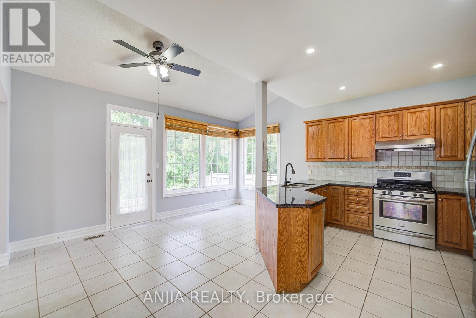 10 Thistledown Crescent, Whitby, Ontario  L1R 3P2 - Photo 8 - E13183036