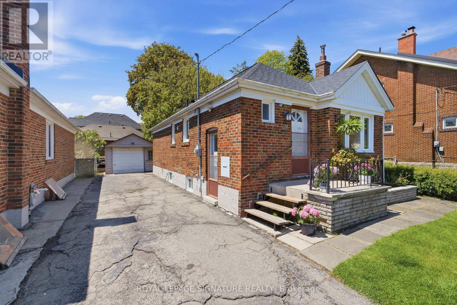 20 Aldgate Avenue, Toronto, Ontario  M8Y 3L6 - Photo 4 - W13182986