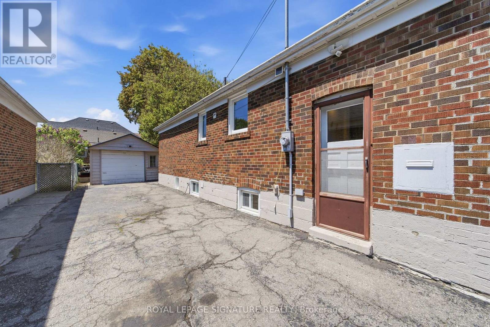 20 Aldgate Avenue, Toronto, Ontario  M8Y 3L6 - Photo 5 - W13182986