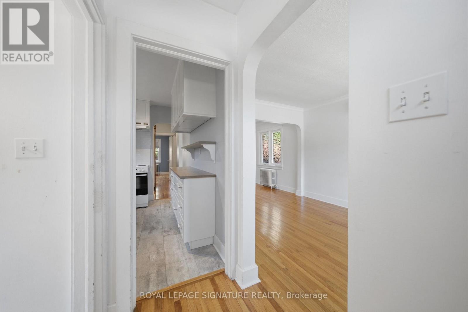 20 Aldgate Avenue, Toronto, Ontario  M8Y 3L6 - Photo 9 - W13182986