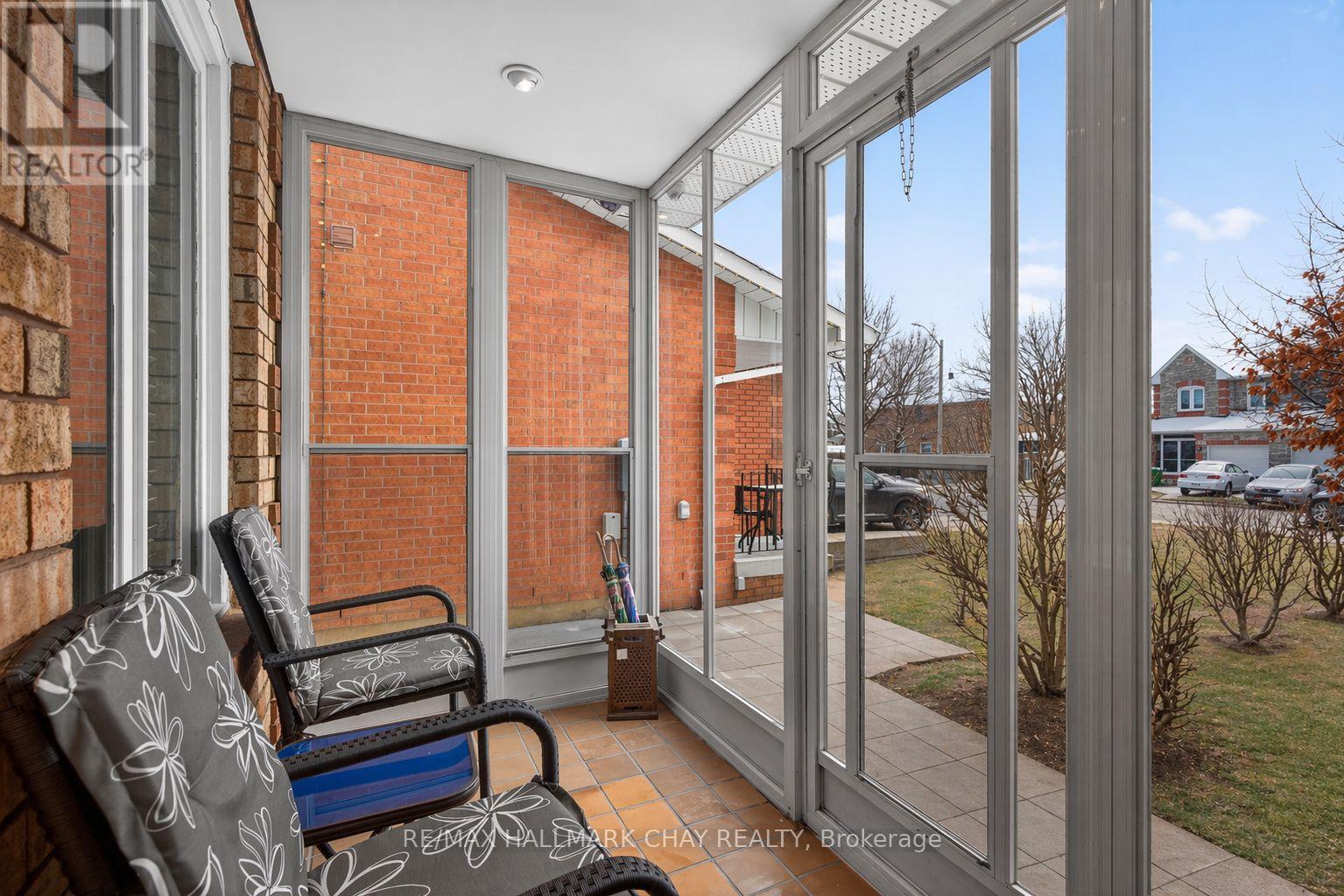 72 Ravenscliffe Court, Brampton, Ontario  L6X 4N9 - Photo 3 - W13183096