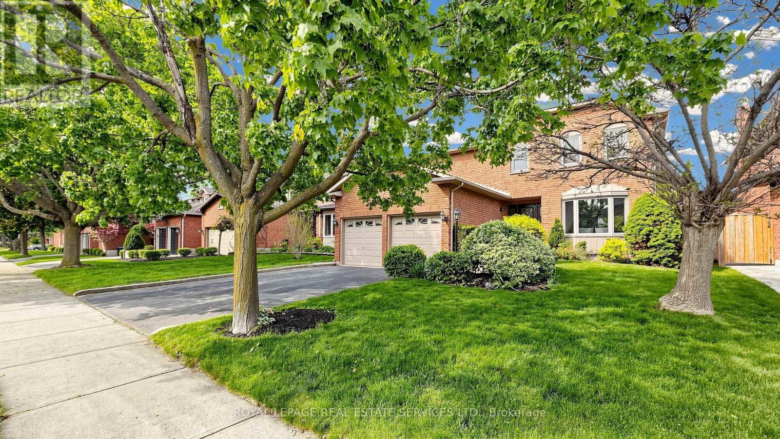 165 Warner Drive, Oakville, Ontario  L6L 6E7 - Photo 2 - W13183422