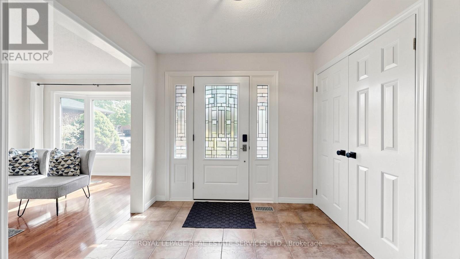 165 Warner Drive, Oakville, Ontario  L6L 6E7 - Photo 4 - W13183422