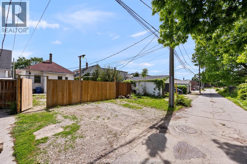 2004 Ottawa, Windsor, Ontario  N8Y 1R7 - Photo 18 - 26012002