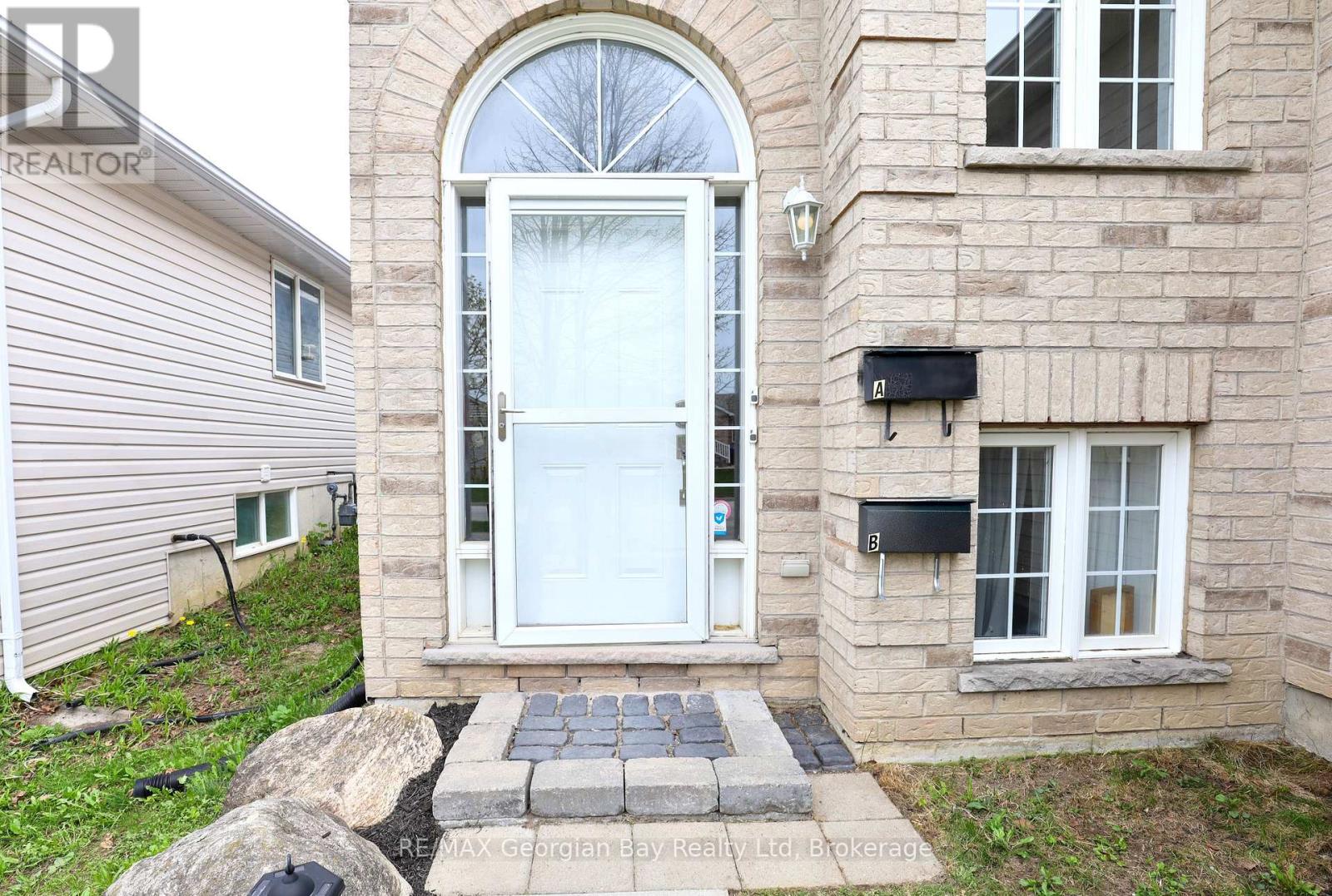 415 Irwin Street, Midland, Ontario  L4R 2V6 - Photo 2 - S13183952