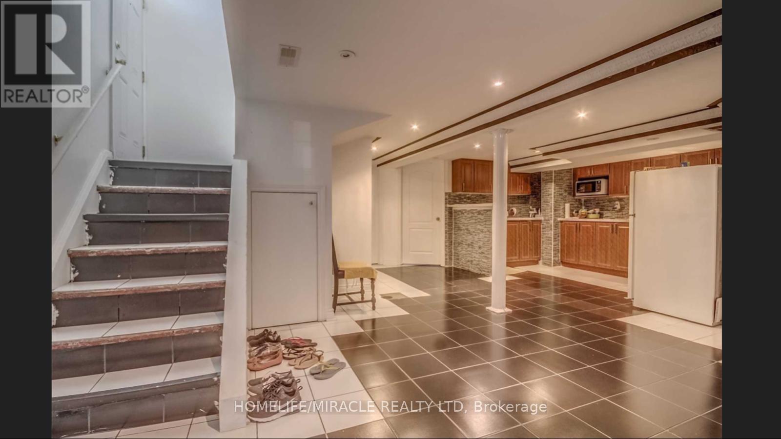 697 Brimorton Drive, Toronto, Ontario  M1G 2R7 - Photo 2 - E13184058