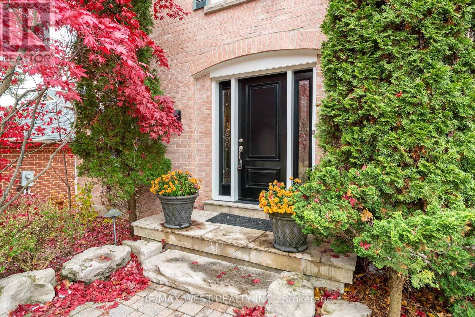 18 Harrowsmith Place, Richmond Hill, Ontario  L4E 2J9 - Photo 2 - N13183942