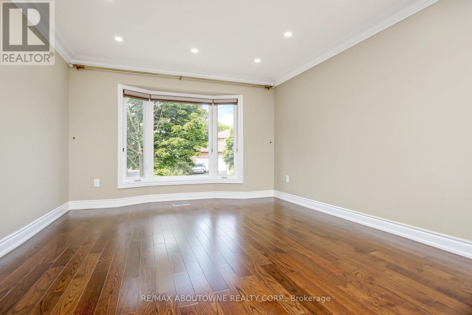 2235 Grenville Drive, Oakville, Ontario  L6H 4W7 - Photo 10 - W13183854