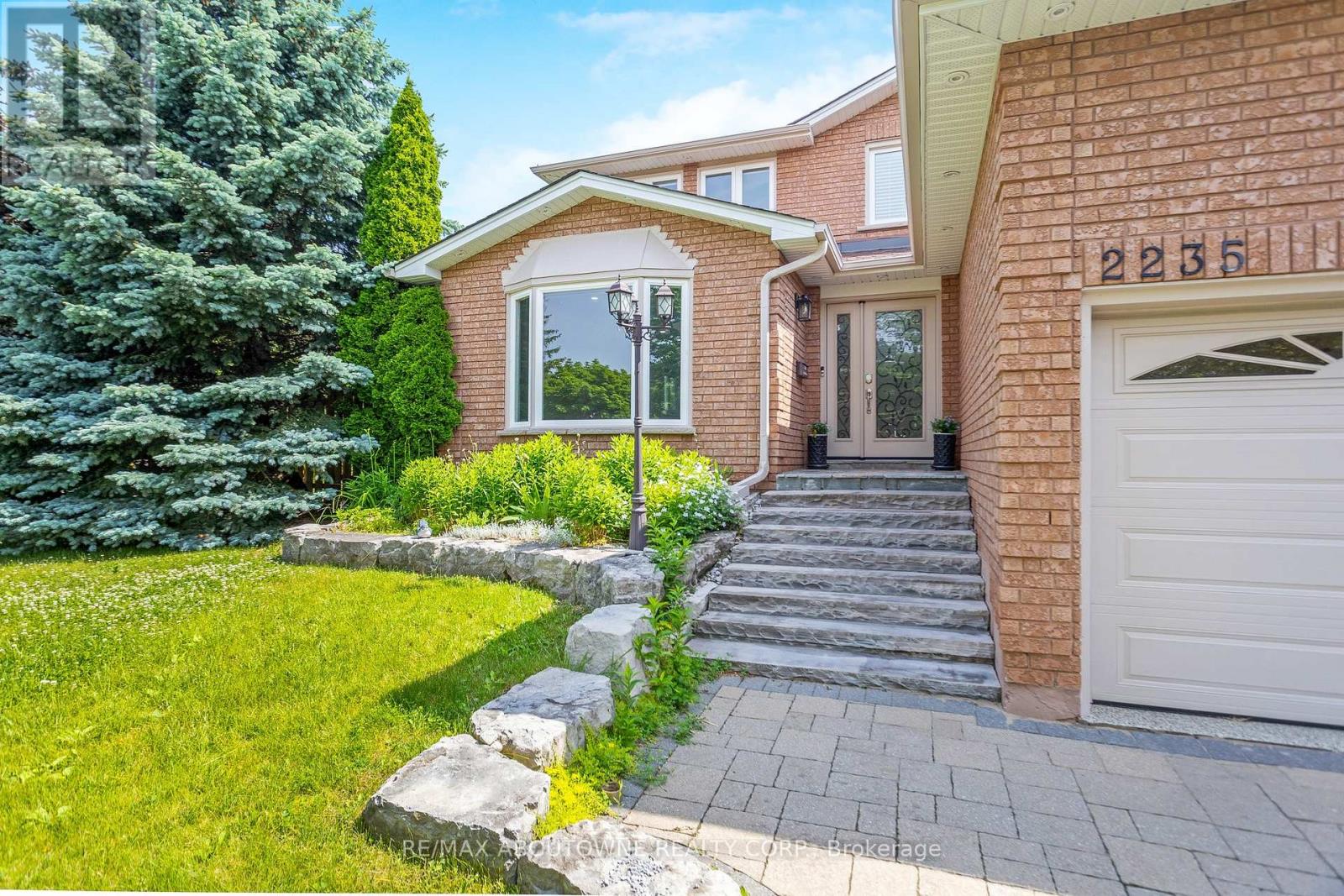 2235 Grenville Drive, Oakville, Ontario  L6H 4W7 - Photo 2 - W13183854