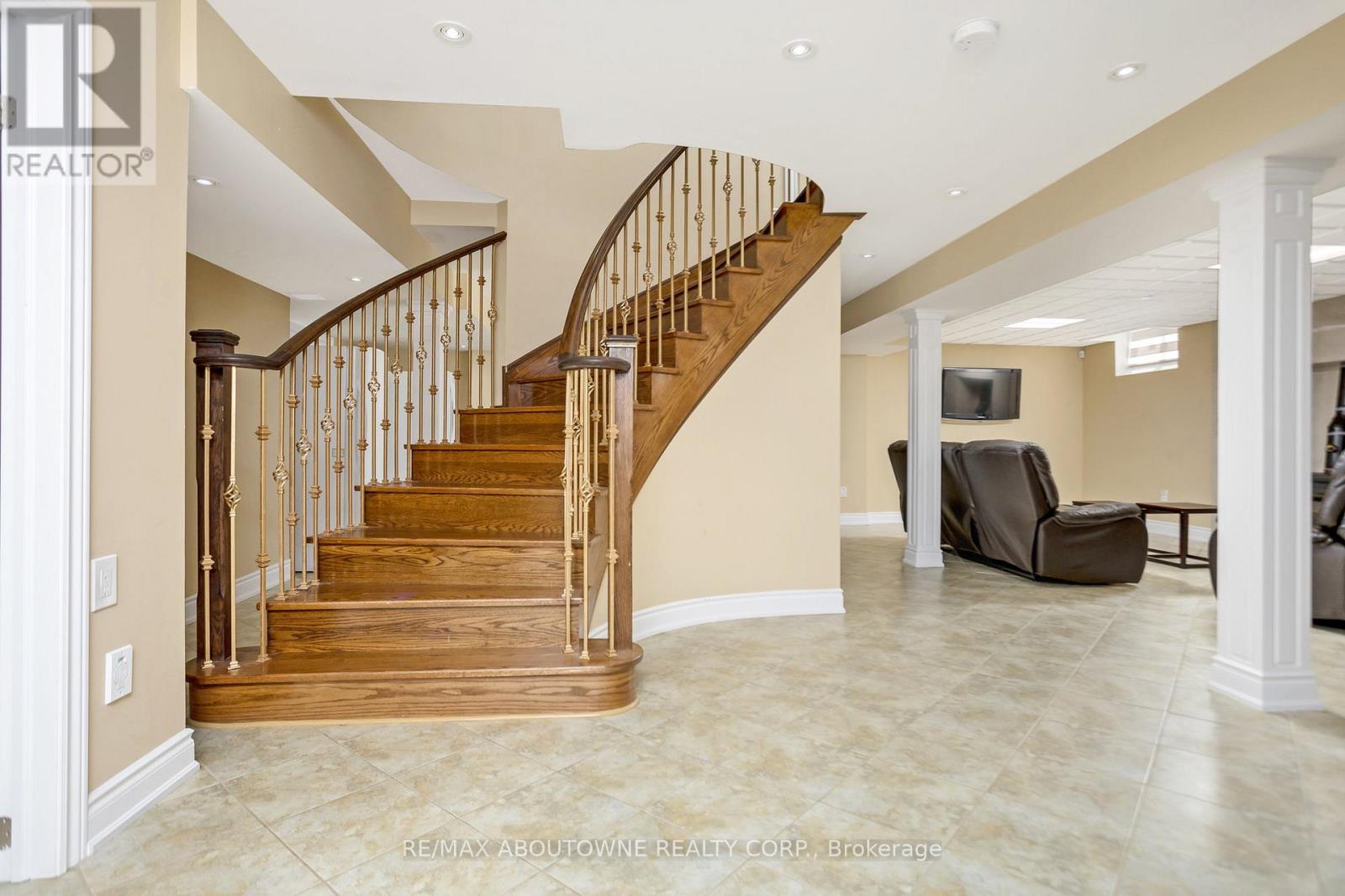 2235 Grenville Drive, Oakville, Ontario  L6H 4W7 - Photo 27 - W13183854