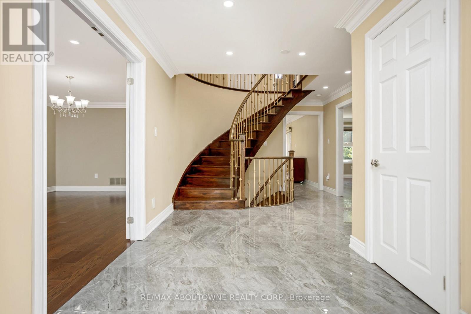 2235 Grenville Drive, Oakville, Ontario  L6H 4W7 - Photo 3 - W13183854