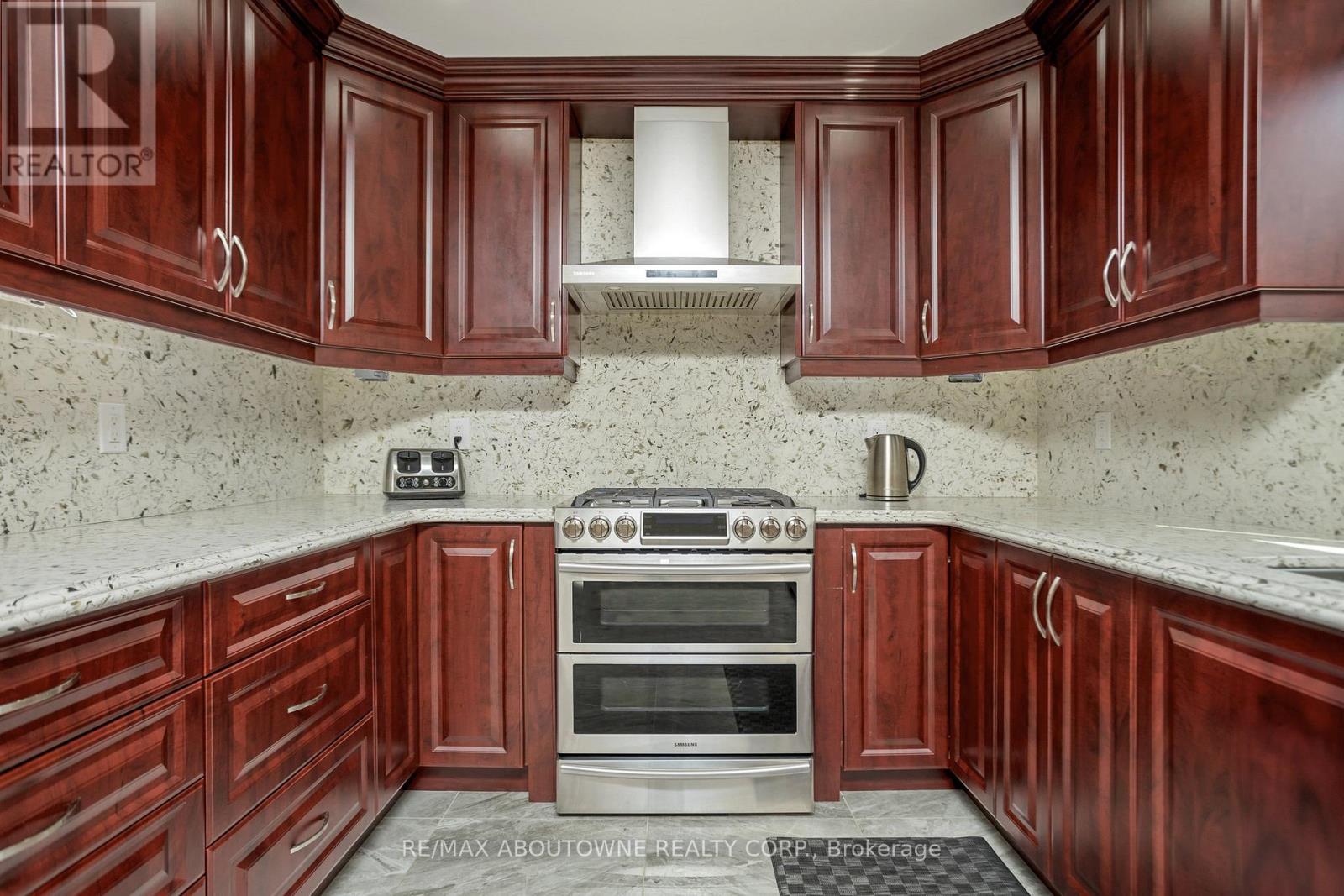 2235 Grenville Drive, Oakville, Ontario  L6H 4W7 - Photo 5 - W13183854