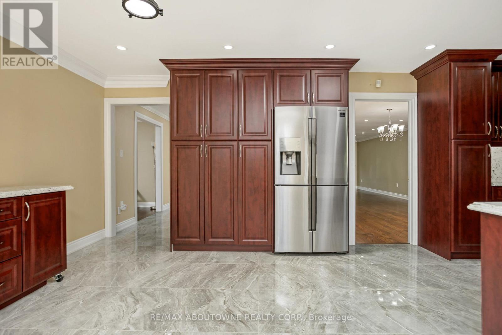 2235 Grenville Drive, Oakville, Ontario  L6H 4W7 - Photo 8 - W13183854