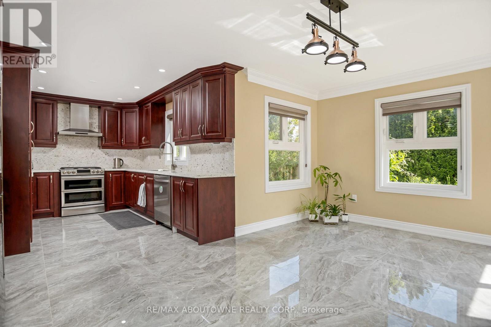 2235 Grenville Drive, Oakville, Ontario  L6H 4W7 - Photo 9 - W13183854