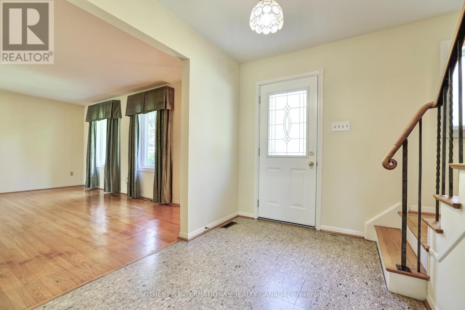 1050 Caldwell Avenue, Mississauga, Ontario  L5H 1Z4 - Photo 9 - W13184090