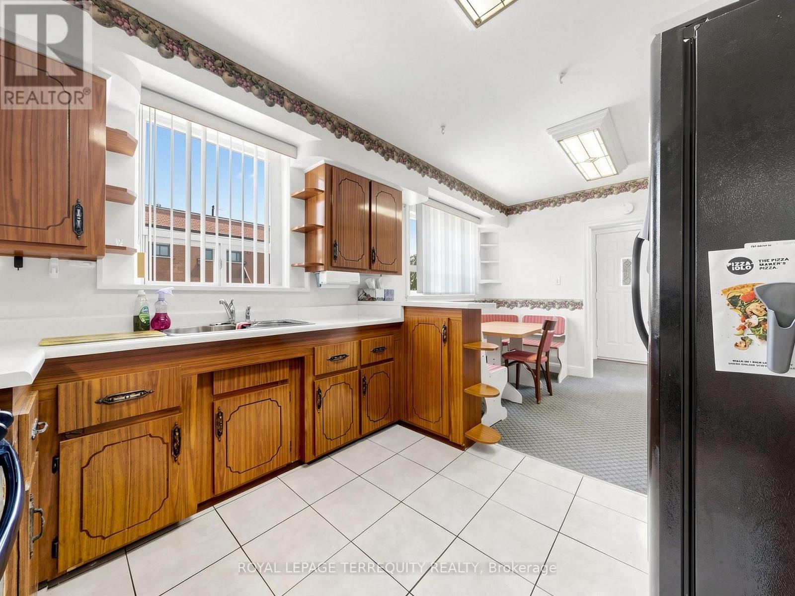 39 Coules Court, Toronto, Ontario  M8W 2N8 - Photo 5 - W13166510