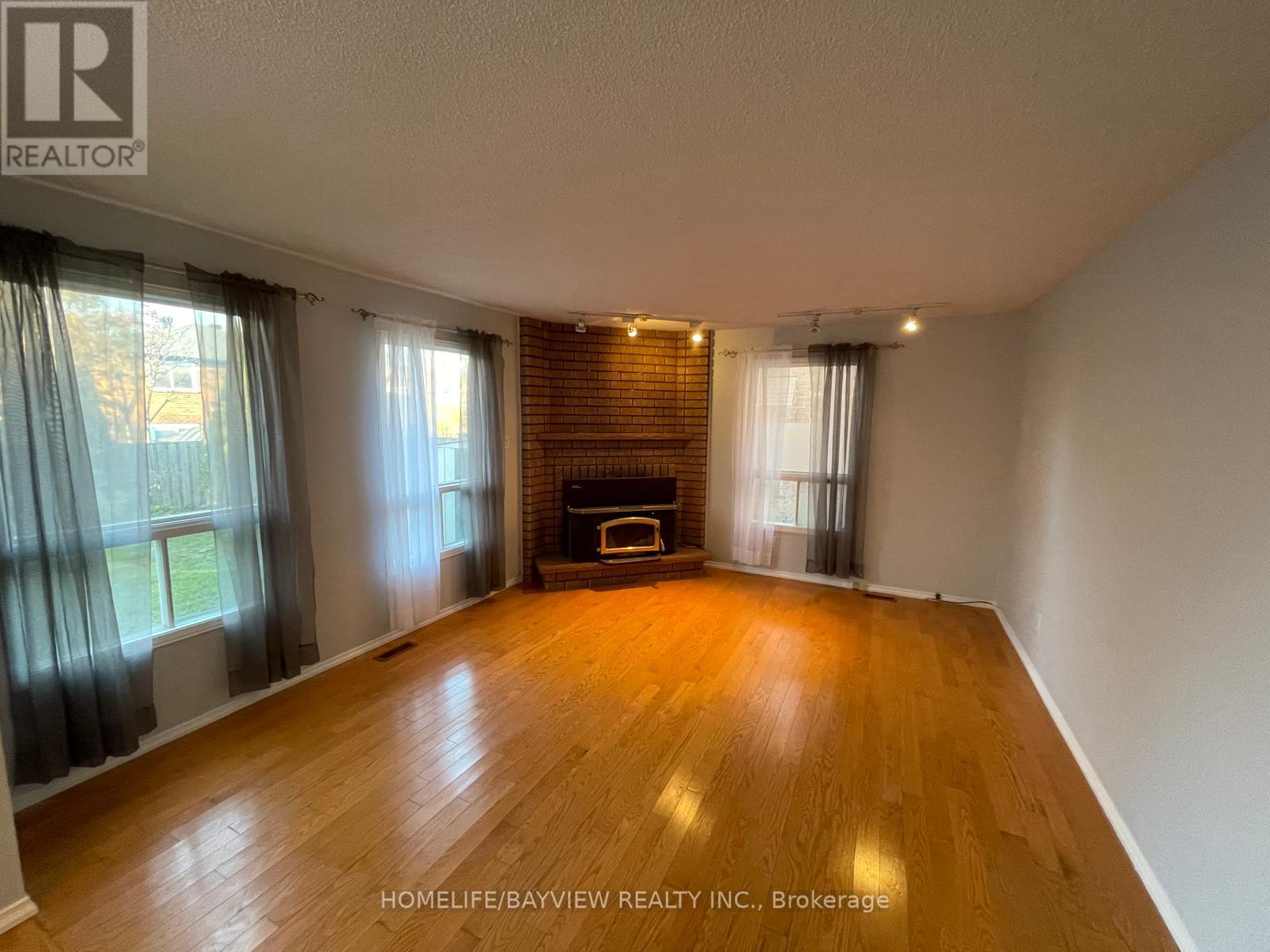 128 Heathwood Heights Drive, Aurora, Ontario  L4G 4W1 - Photo 4 - N13175336