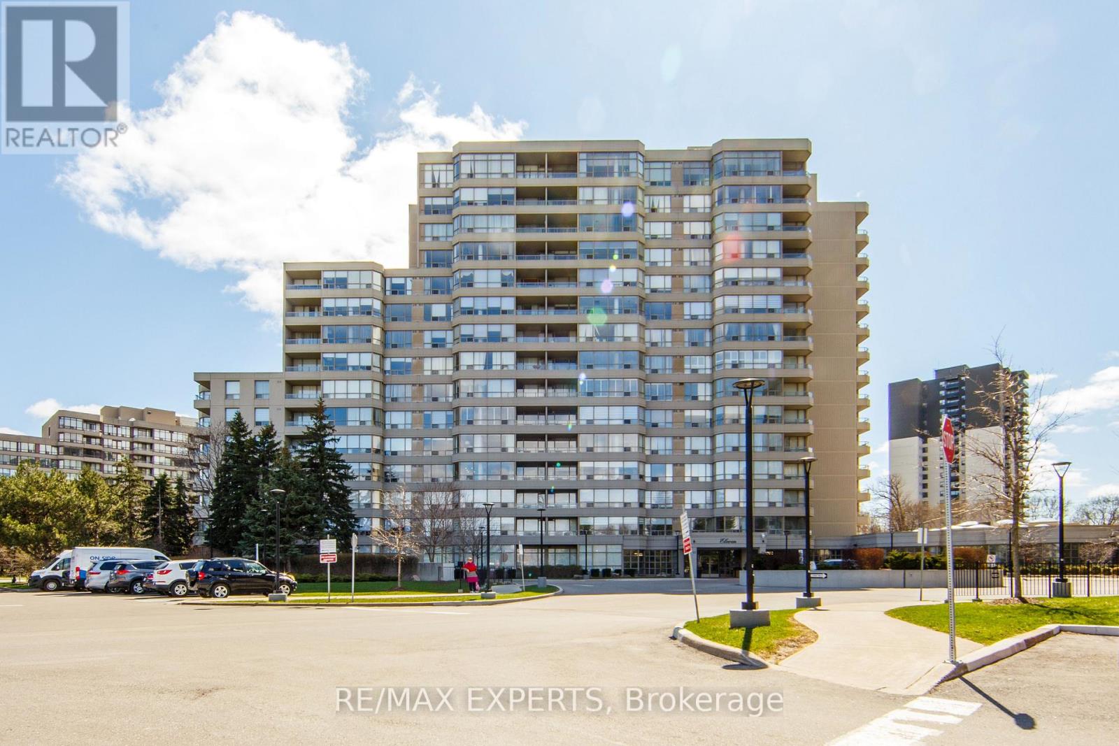 1102 - 11 TOWNSGATE DRIVE, Vaughan, Ontario