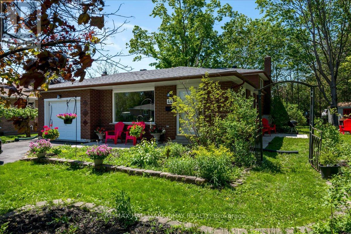 44 Belcourt Avenue, Barrie, Ontario  L4M 4E4 - Photo 2 - S13185828