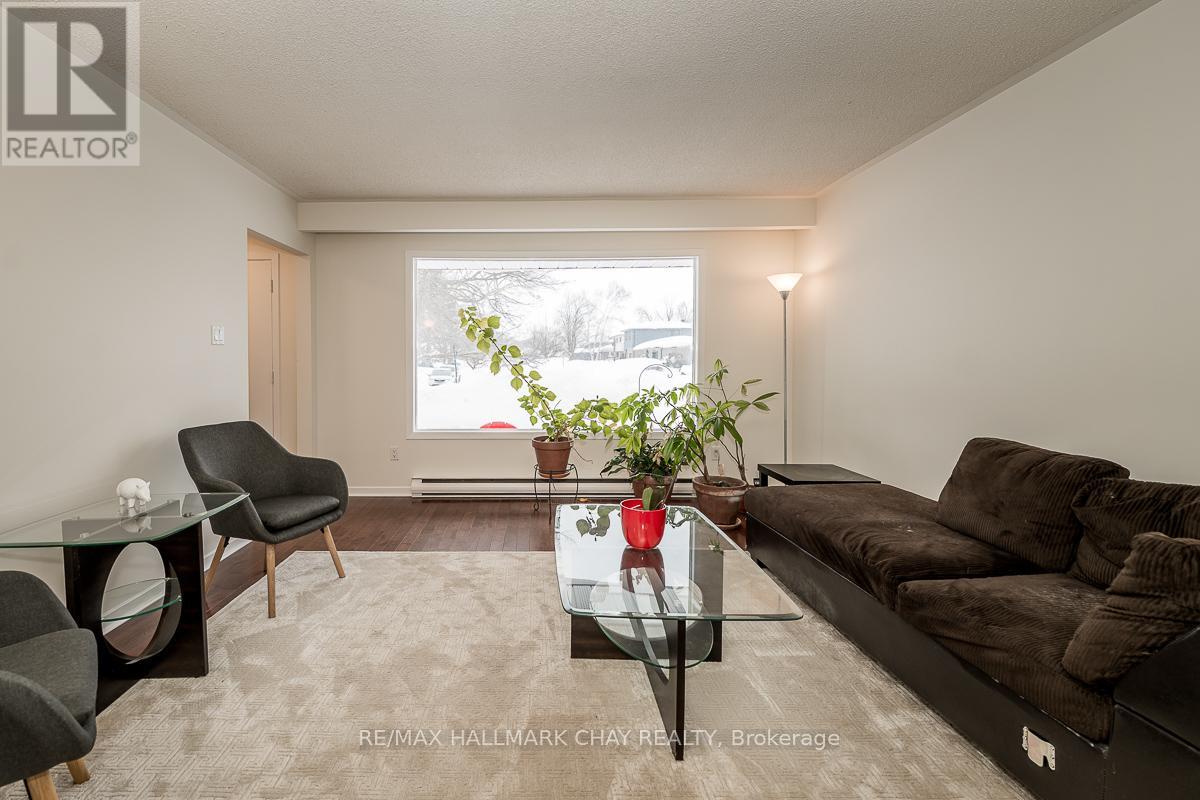 44 Belcourt Avenue, Barrie, Ontario  L4M 4E4 - Photo 6 - S13185828