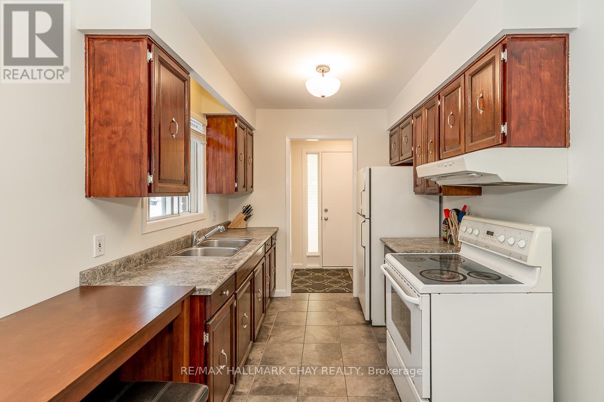 44 Belcourt Avenue, Barrie, Ontario  L4M 4E4 - Photo 9 - S13185828