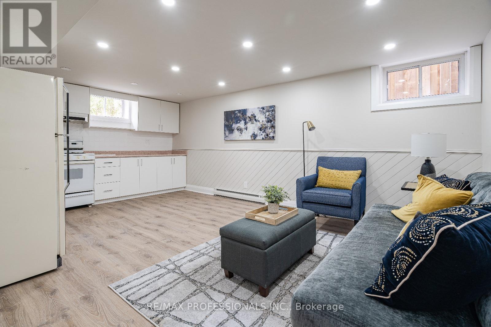364 Rathburn Road, Toronto, Ontario  M9B 2M1 - Photo 3 - W12828830