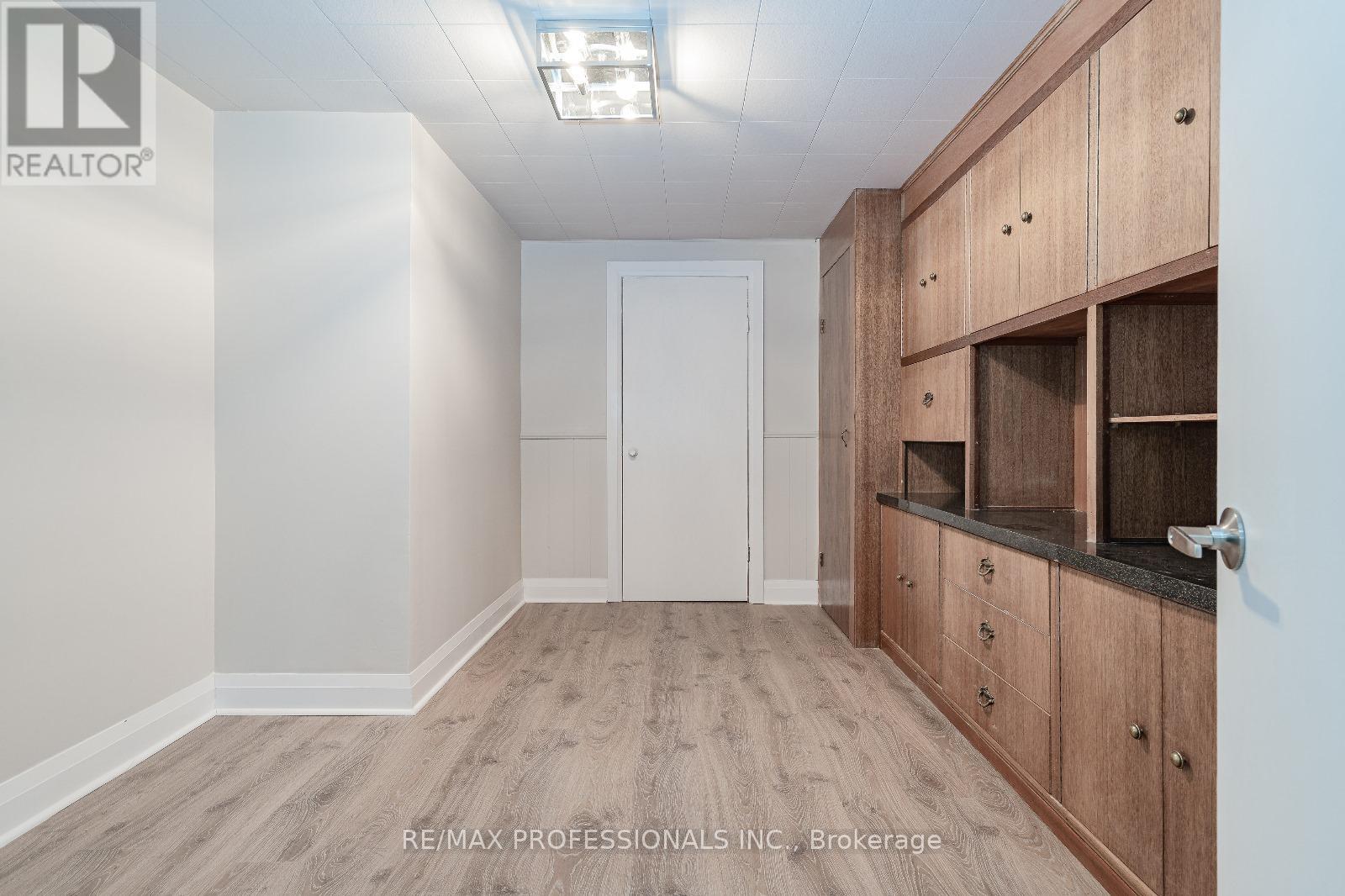 364 Rathburn Road, Toronto, Ontario  M9B 2M1 - Photo 7 - W12828830
